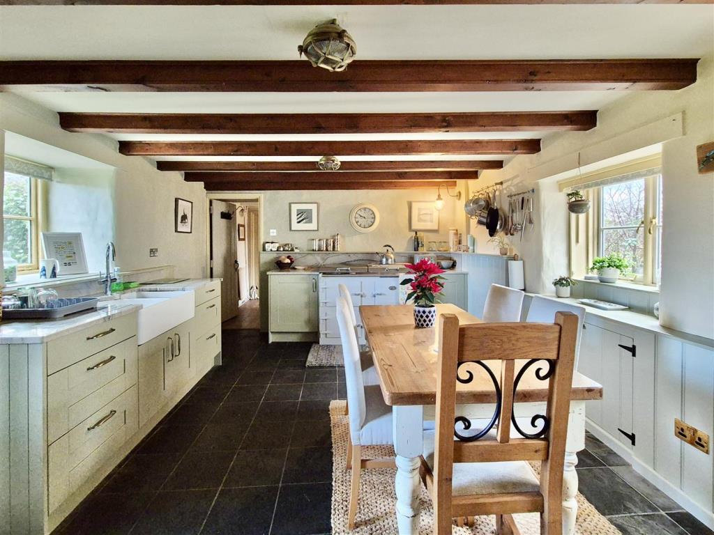 Lot: 109 - THATCHED DECEPTIVELY SPACIOUS DETACHED COTTAGE WITH GARDENS AND PARKING - Kitchen dining room